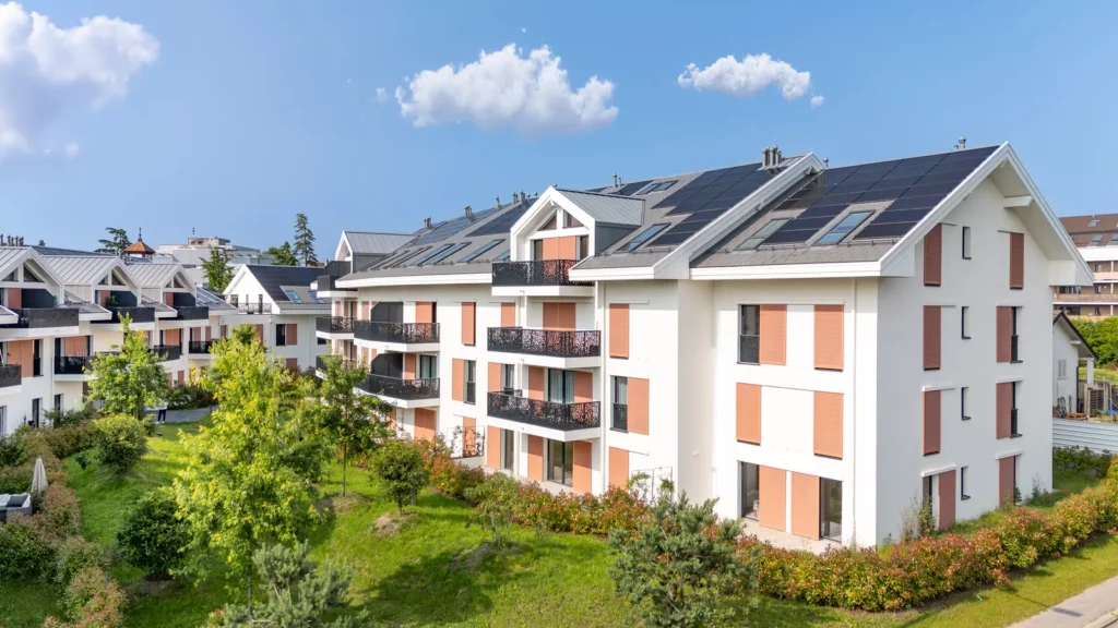 Balcons avec jardin et végétation de la promotion neuve à Denges