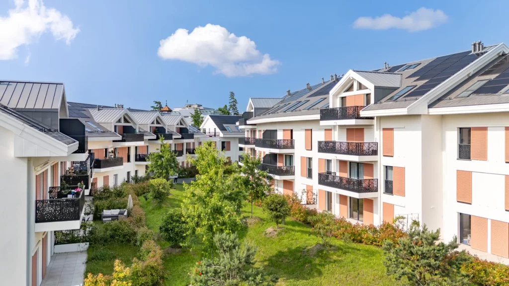 Cour intérieure avec espaces verts de la promotion neuve à Denges