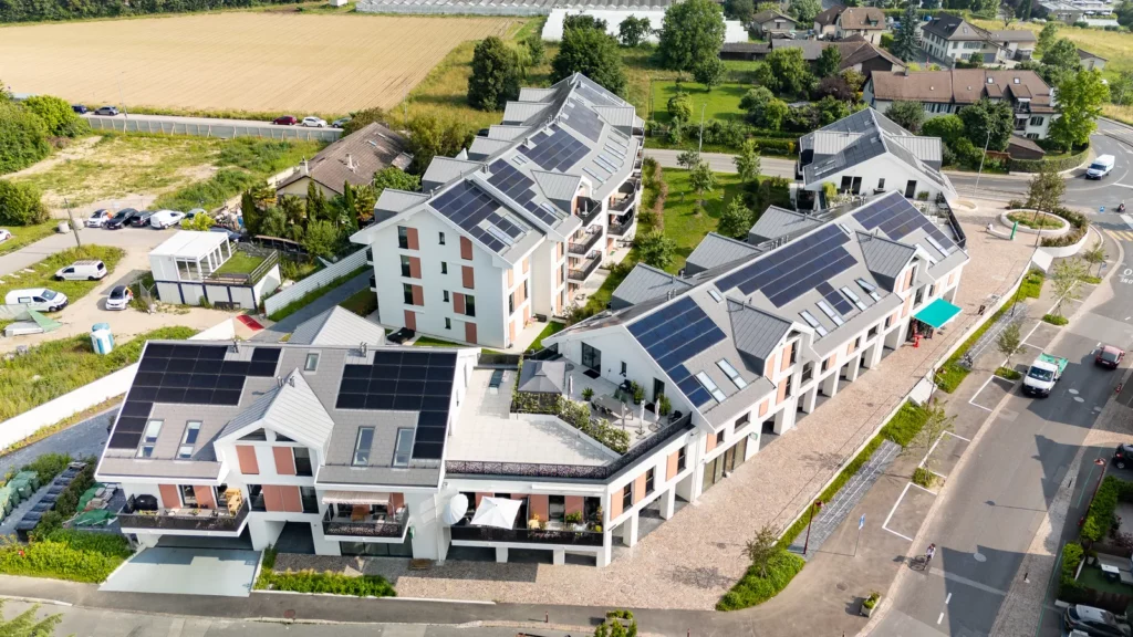 Vue aérienne de la toiture solaire de la promotion neuve à Denges