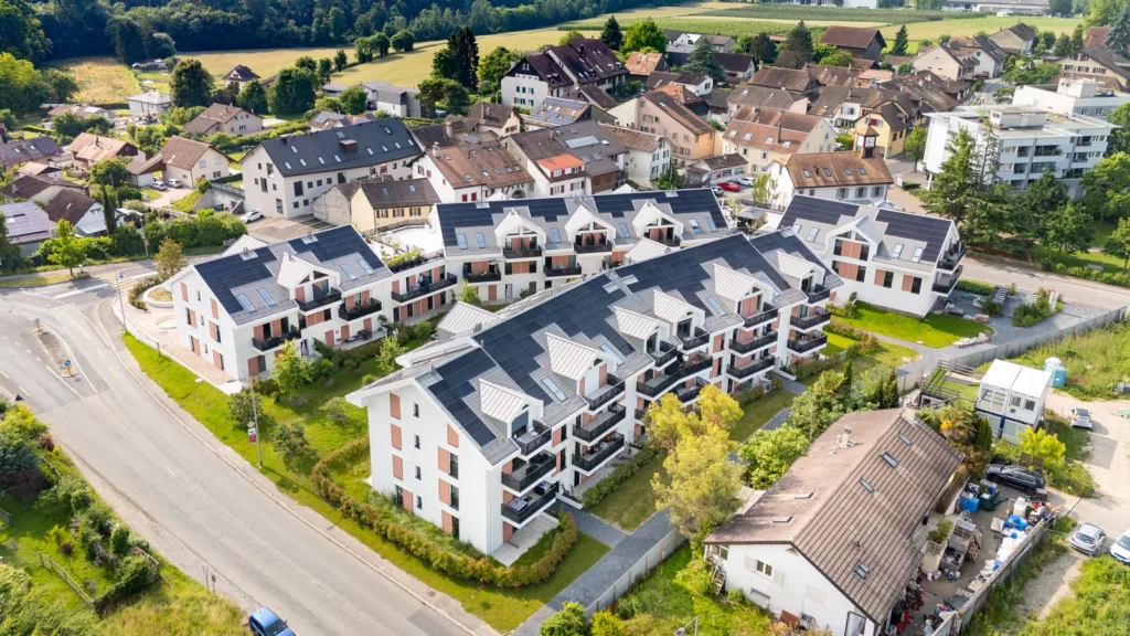 Vue aérienne du village de Denges avec la promotion neuve