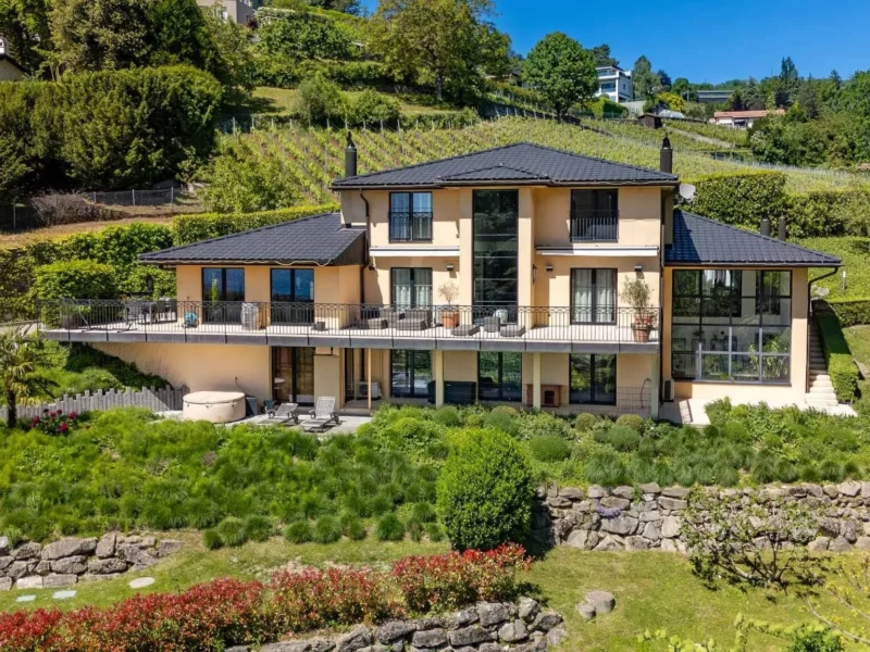 Propriété d’exception avec vue imprenable sur le lac et les Alpes